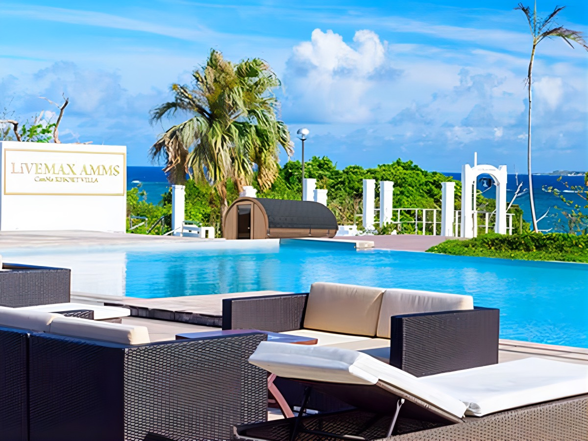 プールサイドでドリンクの販売を行っております!