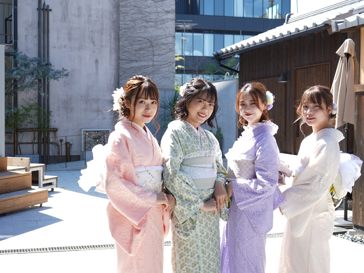 レース着物をグループでおそろいにするのも人気です。