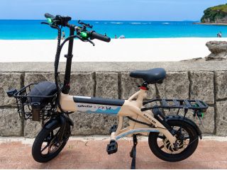 海風を感じながら、白良浜や温泉街を快適に巡るEVサイクルの旅。