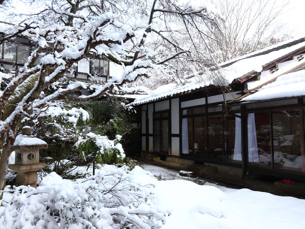 【雪景色の中庭】冬ならではの静かな里山の風景。お庭も凛と澄んだ風情が漂います。