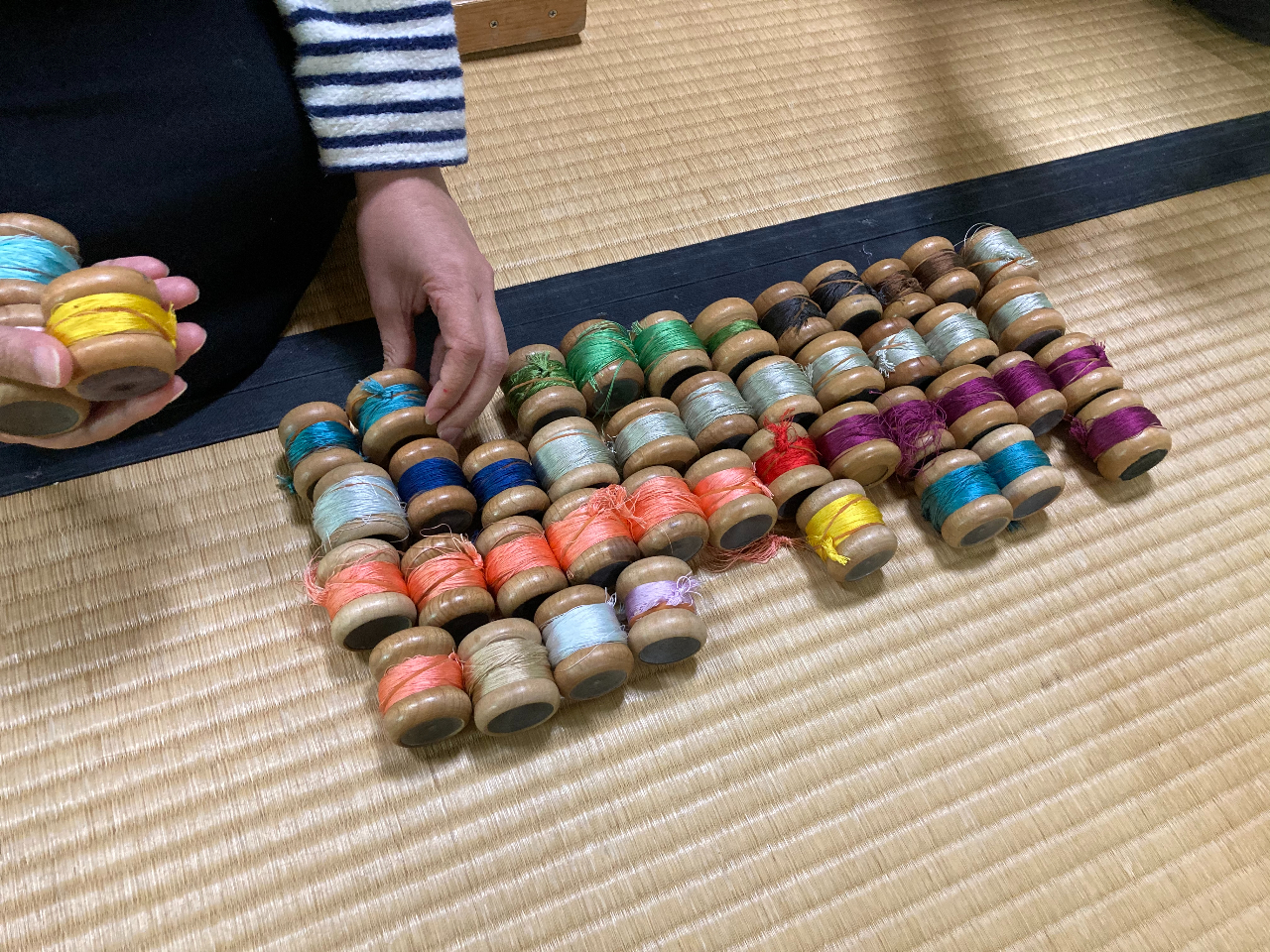 たくさんの色の絹糸の中からお好きな色を選びます。