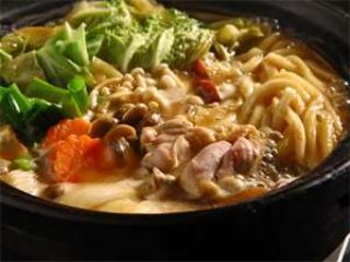 四季を通してお愉しみ頂ける味噌鍋は、土地ものの旬の京野菜を主に、活きのいい京赤地鶏がたっぷりと入っています。