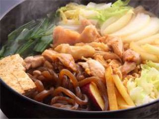 特製の割下で野菜と一緒にいただくヘルシーな地鶏♪