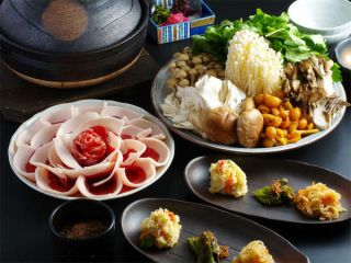 【ぼたん鍋】味わい豊かなぼたん肉を、たっぷりのお野菜と一緒によ〜く煮込みます♪