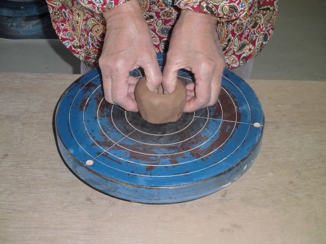 粘土の中心を掘りお椀の形にする