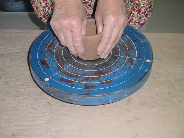下部から粘土を均等の厚さにする