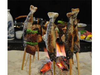 炭火でじっくり焼かれる岩魚の塩焼きは一度食べたらやみつきに!?