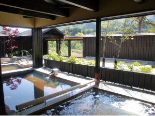 静かに流れるお湯にからだをまかせ、五感すべてで四季を感じられる最高の露天風呂です。