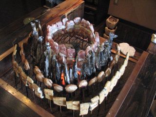 パチパチ小気味良い音と共に、目の前で焼きあがる地元産の岩魚やお野菜、海の幸・山の幸・・・