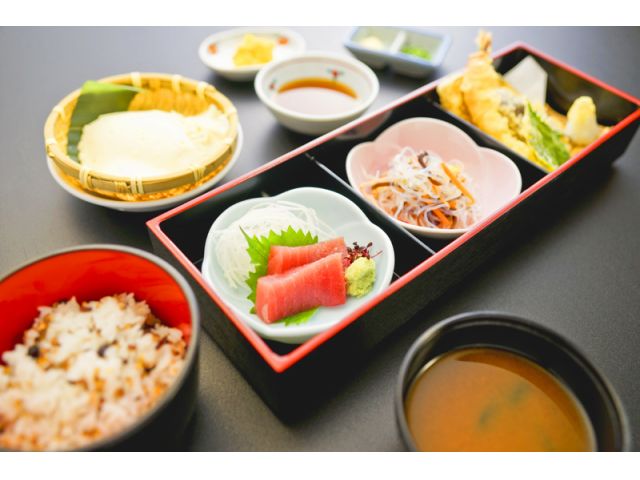 さつき亭でお食事どころもございます。