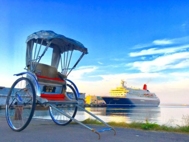 人力車と豪華客船