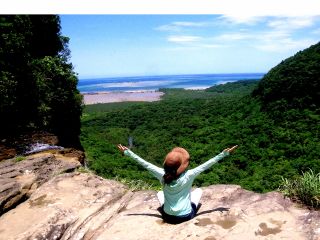 滝の上です。蒼い海、深い緑のジャングルを一望できます