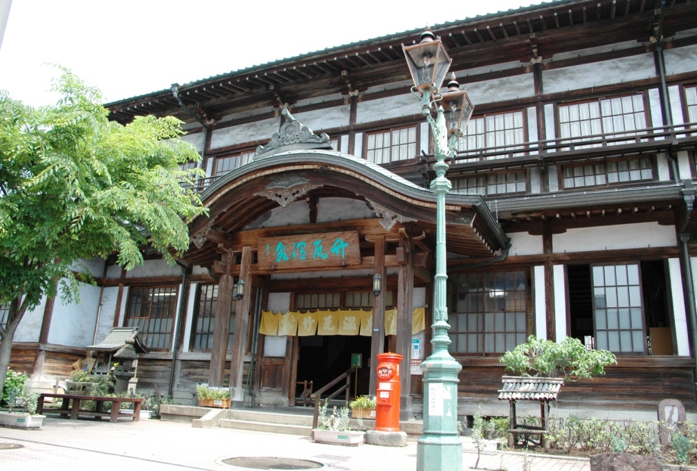 「竹瓦温泉」
昭和13年に建てられた別府温泉のシンボル的な共同温泉。
登録有形文化財で、外国人観光客にも喜ばれています。