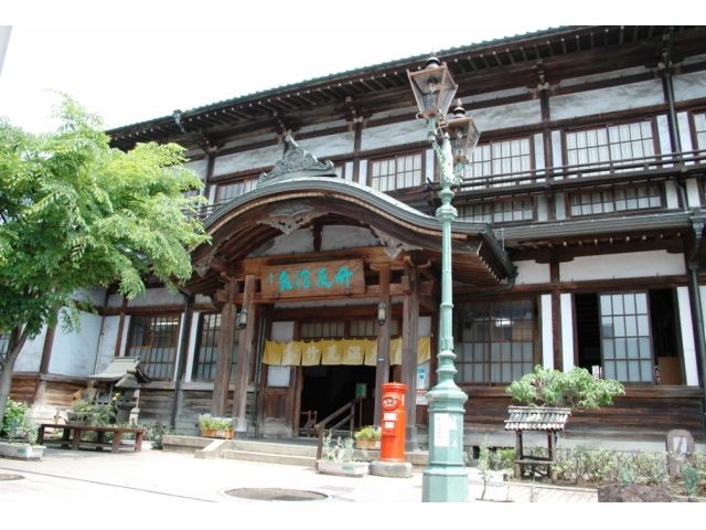 「竹瓦温泉」
昭和13年に建てられた別府温泉のシンボル的な共同温泉。
登録有形文化財で、外国人観光客にも喜ばれています。