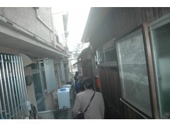 地元の人しか歩かない路地裏を歩きます。
狭い路地裏を歩くのはドキドキ、ワクワク♪