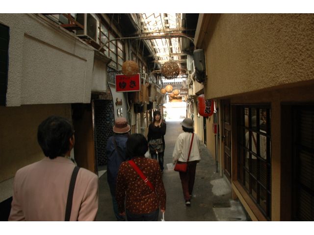 竹瓦小路
大正10年に建てられた日本最古の木造アーケード!