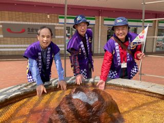 JR別府駅前の手湯から、別府の路地裏を知り尽くしたボランティアガイドが、ご案内を始めます。