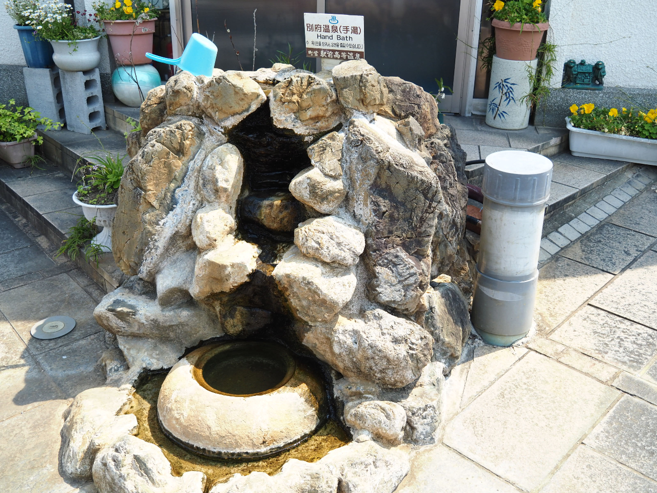 ́Aʂ߂̎蓒łB蓒̉EɌ̃pCv܂B