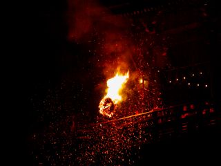 舞台下に火の粉が降り注ぐ光景はとても幻想的です