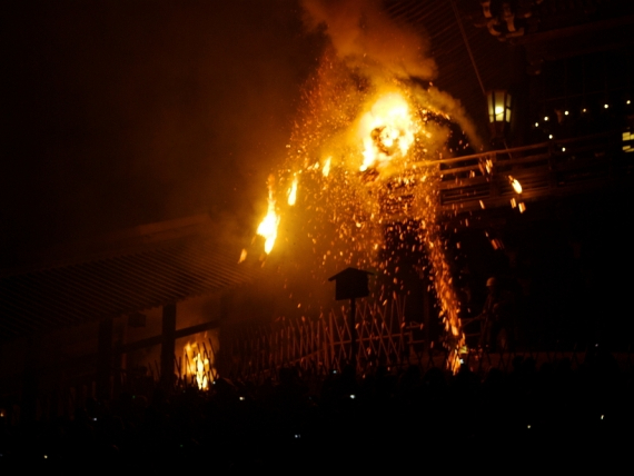 �傫�ȏ�������������q�i���b���j�����ɏオ���Ă����܂�