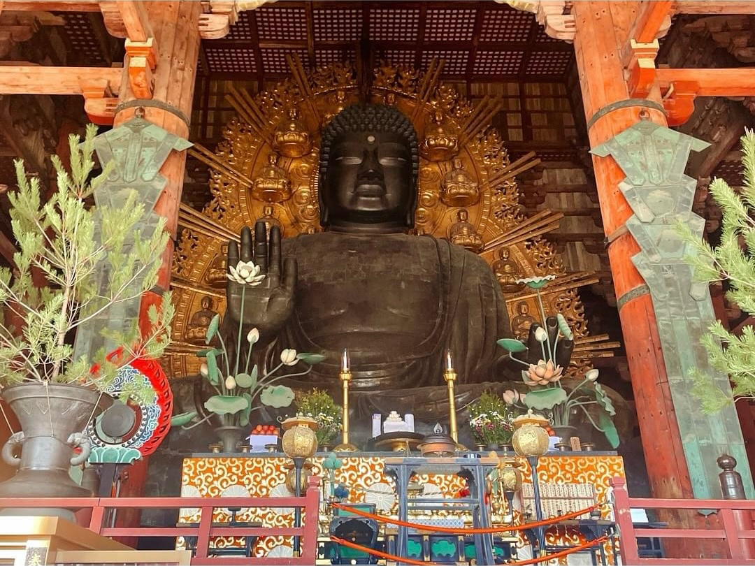 「奈良の大仏さま」で有名な盧舎那仏。座高14m98cmの大きさを誇ります。