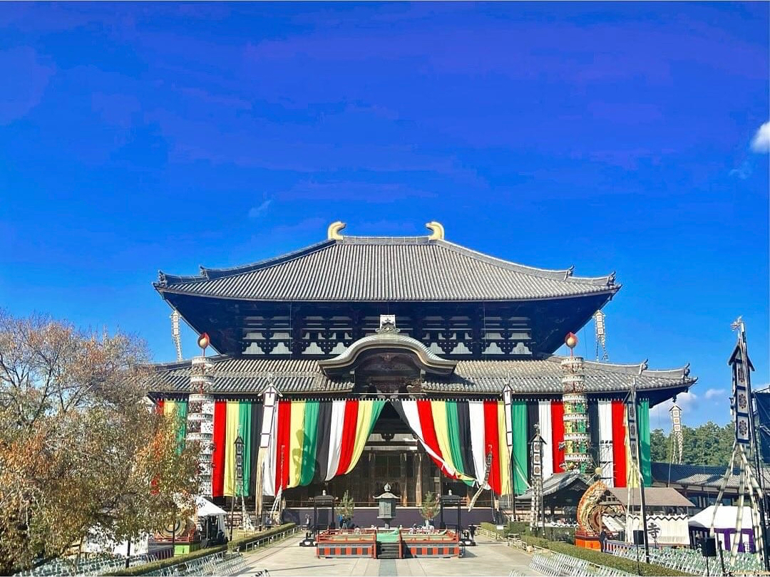 東大寺の中心である大仏殿。二度の兵火で焼失しますが、現在の建物も世界最大の木造建築物!