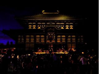 観相窓から大仏様のお顔が見えます