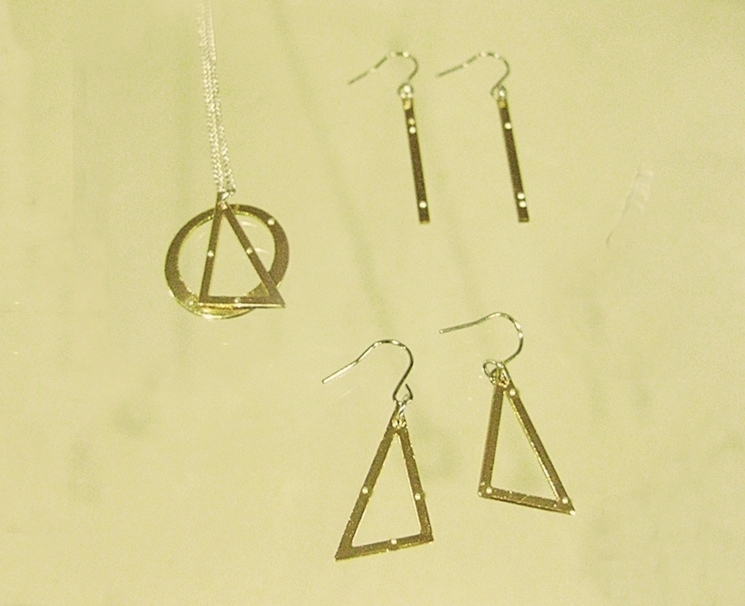 伝統金属工芸 加賀象嵌 かがぞうがん 体験 ピアス ネックレスなど制作 所要時間 60分 料金 3000円 職人が丁寧に指導いたしますので安心して体験出来ます 兼六園から徒歩5分 駐車場2台 ギャラリーセーブル じゃらん遊び体験