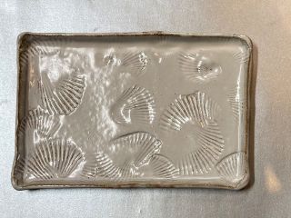 タタラ作りでお皿を作りました。模様は貝殻でつけました。