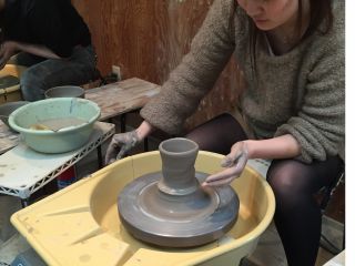 この状態からろくろに触れて形を作ってもらいます。