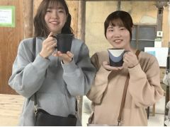 マグカップの取っ手も選べます。実際に手に取ってみて下さい 実際に持ってみると違いが良くわかりますし自分の好みもわかります