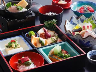 丁寧に仕上げたお弁当を中心にお造りや季節の小鍋が楽しめる『お昼の玉手箱』