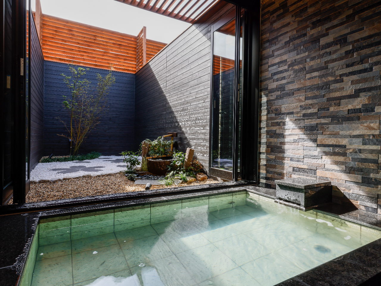 貸切半露天風呂「桜の湯」