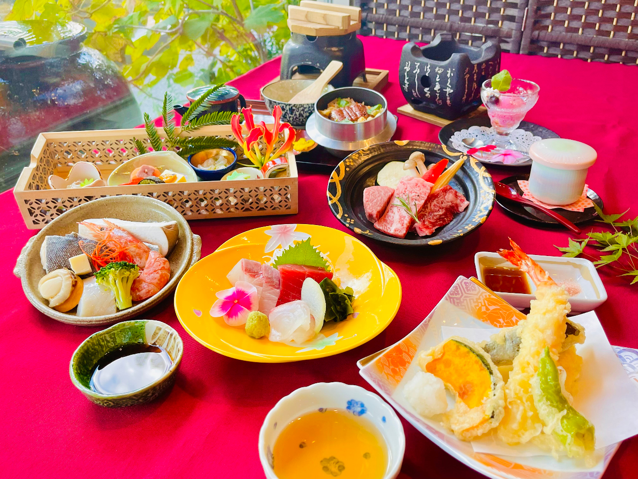 海鮮蒸し焼き&熊野牛陶板焼き会席:2024年3月1日〜メイン料理の海鮮蒸焼は蟹ポーション入れ海鮮蒸しになります。