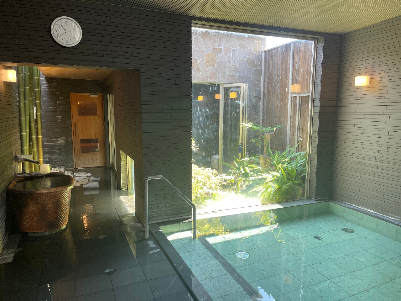 奥はサウナ室、左手前は源泉水風呂
