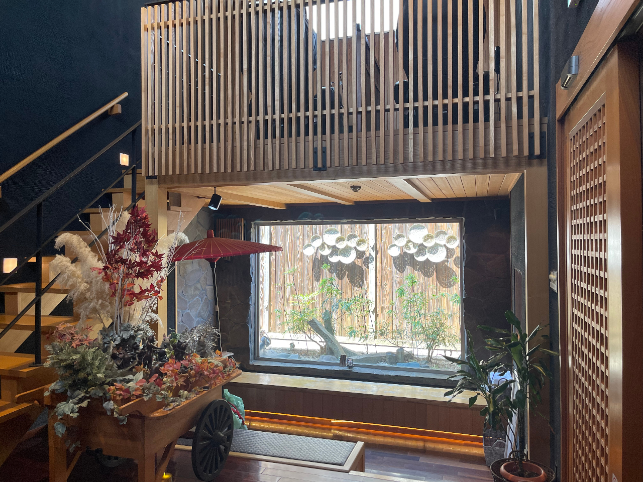 別館大浴場入り口前の足湯、2Fはマッサージ2台(無料)(共有スペース)