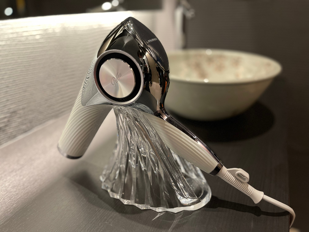 女性に嬉しい『リファ』の高級ドライヤーを設置