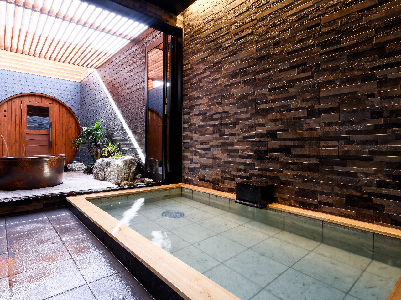 檜造りの半露天風呂も併設!!