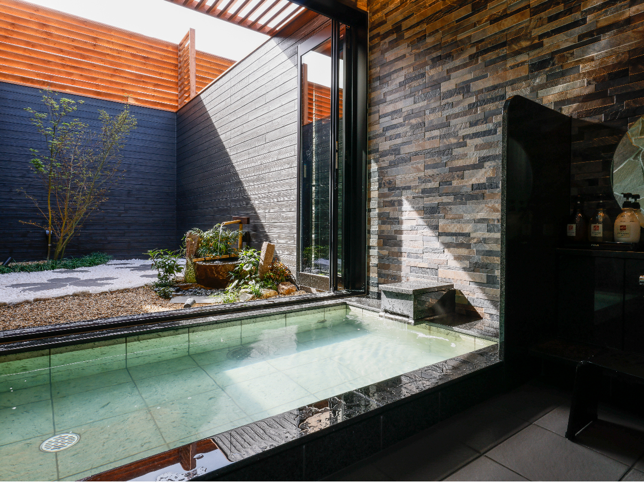 貸切半露天風呂「桜の湯」