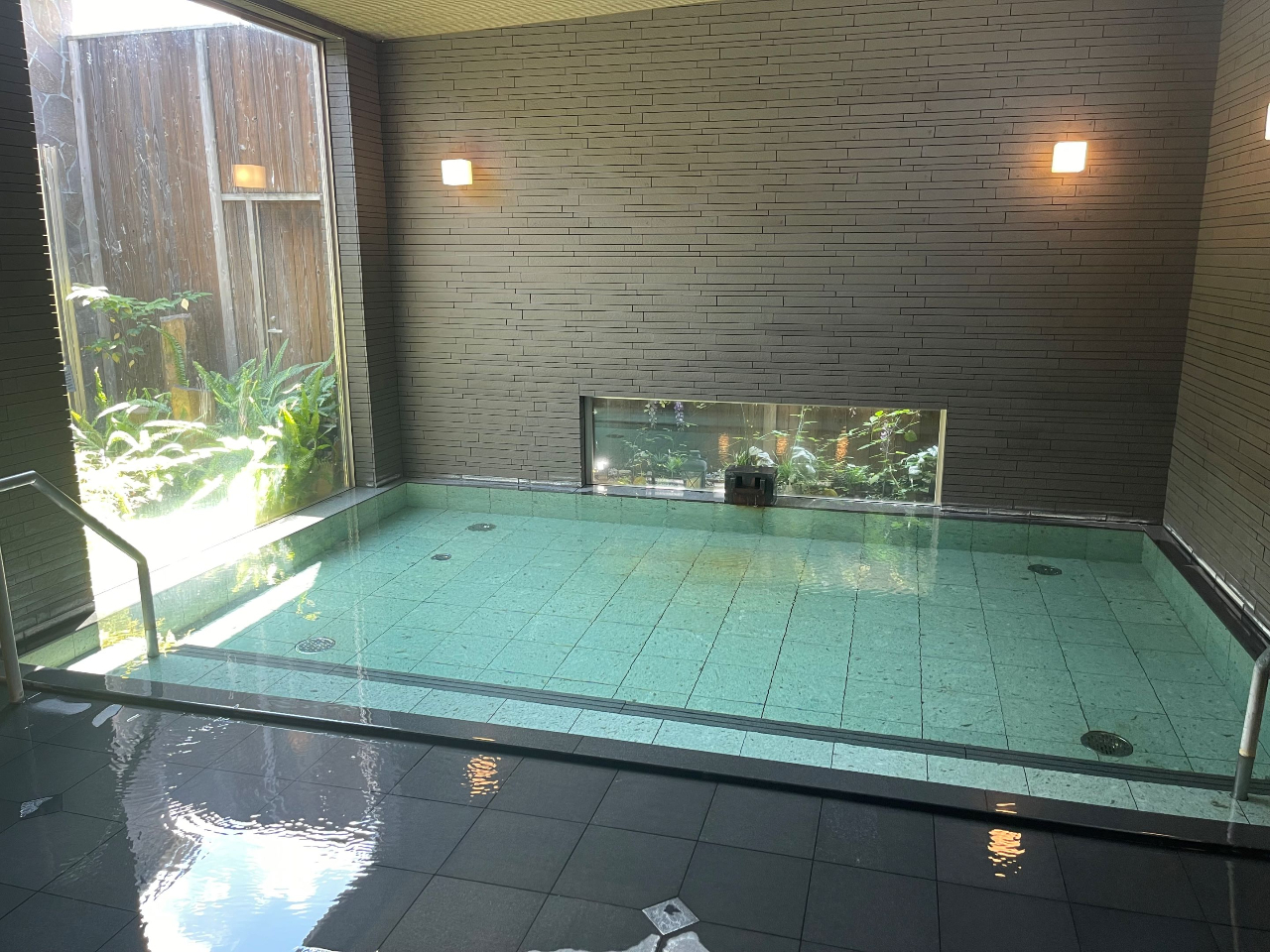 別館大浴場:うち湯、半露天ジャグジー、サウナ室、源泉水風呂「1人1100円別途必要」