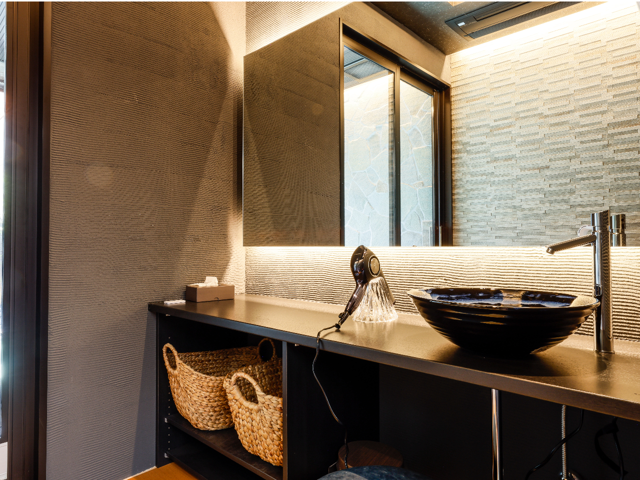 広い鏡の脱衣室