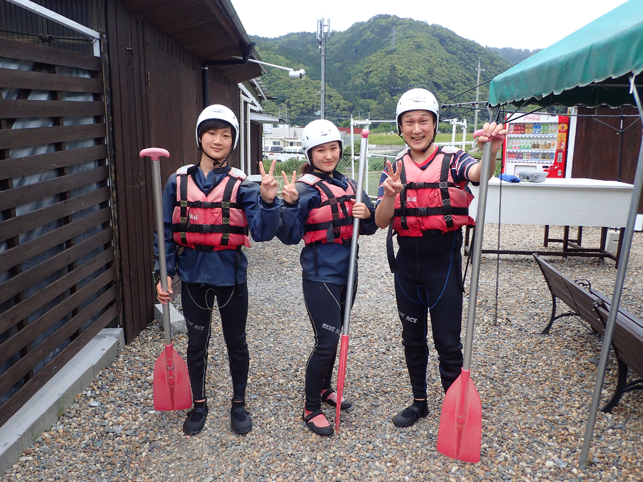 �w�����b�g�A���C�t�W���P�b�g�A�E�F�b�g�X�[�c�����̓��̋C���ɍ��킹�����������p�ӂ��Ă��܂��B�j���ʂ̍X�ߎ��ƋM�d�i���b�J�[������Ă��܂��B