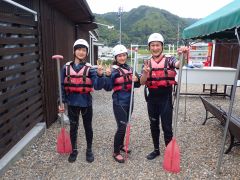ヘルメット、ライフジャケット、ウェットスーツ等その日の気温に合わせた装備をご用意しています。男女別の更衣室と貴重品ロッカーを備えています。
