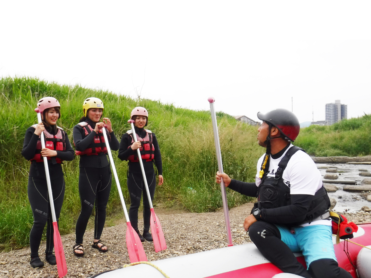 �K�C�h�ƈꏏ�ɃX�^�[�g�n�_�܂ňړ����܂��B���߂Ă̕��ł����S���Ă��Q������������悤�ɒS���K�C�h�����J�ɐ���������̂ł�������ƕ����܂��傤�B