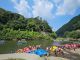 大自然に囲まれた保津川でラフティング! 緑豊かな山々と青空に囲まれた保津川を舞台に、爽快な川下りを楽しめます