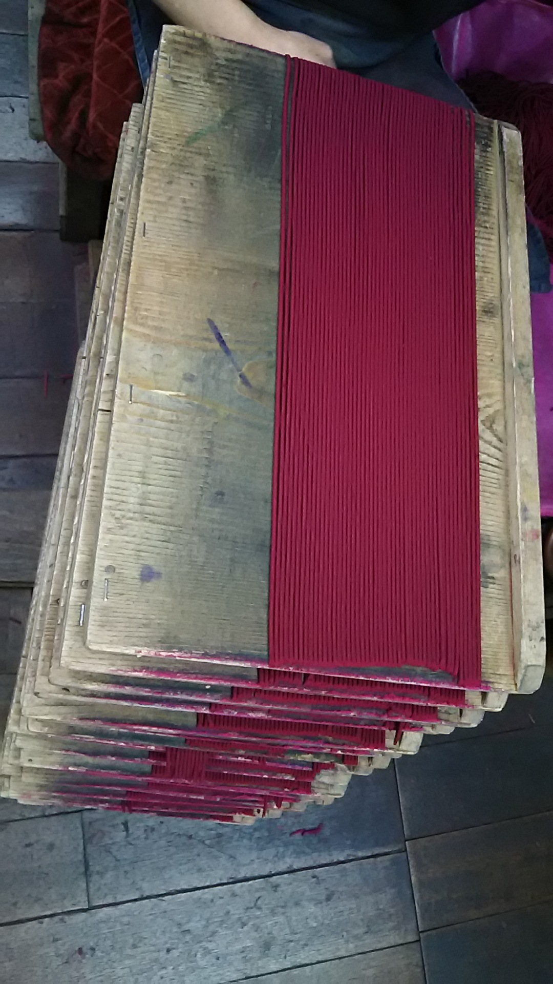 線香は盆に切り取り重ねます。