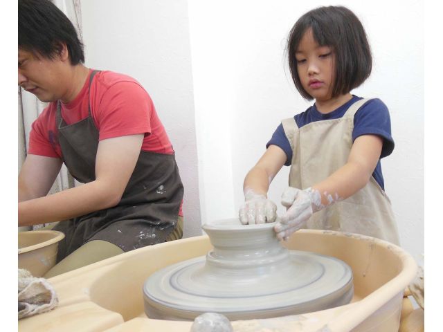お子様ももちろんOK!電動ロクロコースは4歳から体験できます。(手びねりコースは3歳からOK)