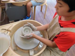 自動で回るろくろの上でどんなものが作れるかな?