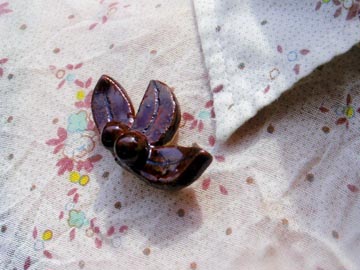 普段の服に陶芸アクセサリーでアクセント。ぐっとオシャレ度がアップします。