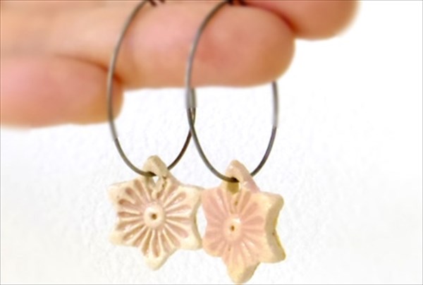 ピアスも作れます。形を作ったのち、色を選んでいただきこちらで仕上げてお渡しします。